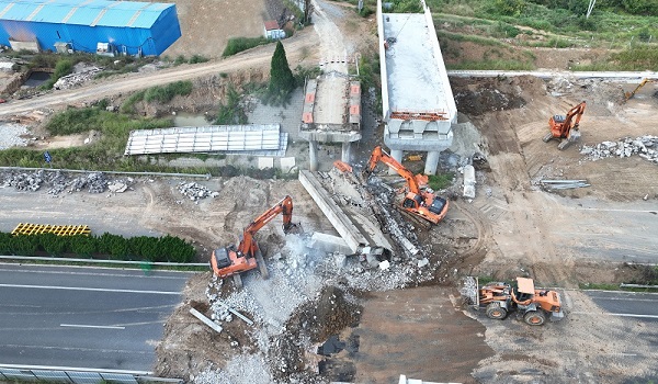 第三公司烟蓬项目上跨天桥拆除顺利完成